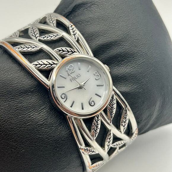 Folio Silver Tone Women’s Fashion Watch Working New Battery - Picture 3 of 8